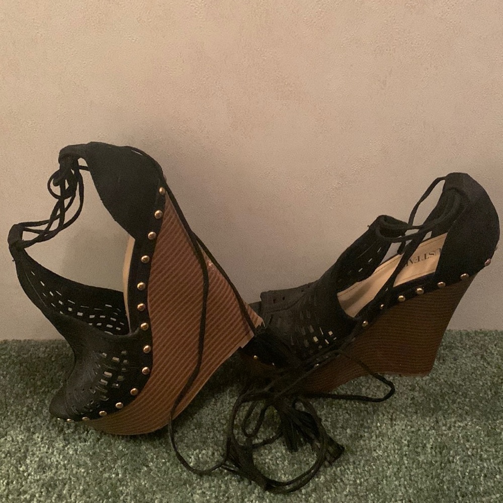 Brown with gold stone wedges